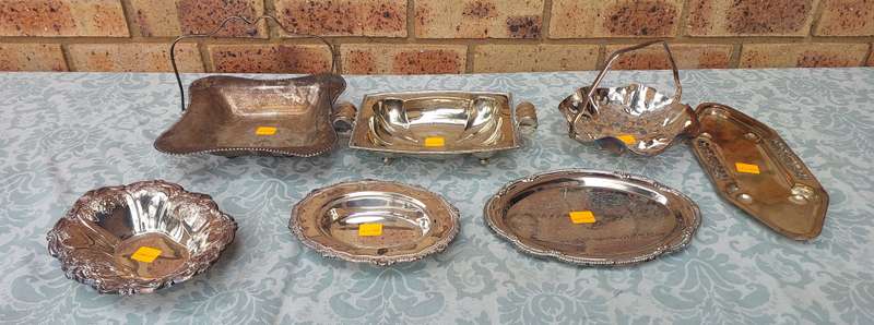 A COLLECTION OF VINTAGE AND ANTIQUE EPNS AND SILVER PLATED SERVING TRAYS SOLD AS IS