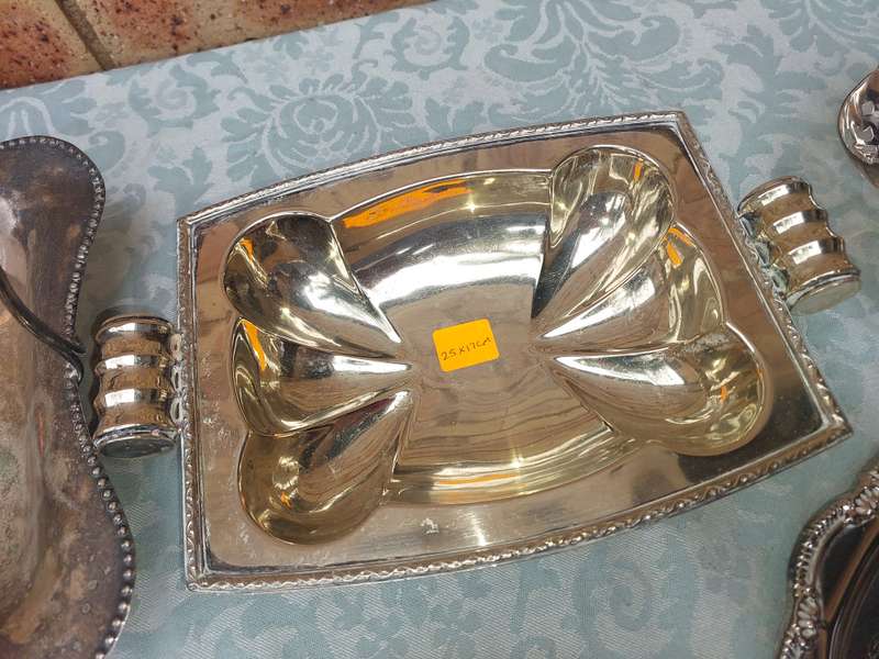 A COLLECTION OF VINTAGE AND ANTIQUE EPNS AND SILVER PLATED SERVING TRAYS SOLD AS IS