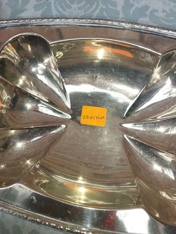 A COLLECTION OF VINTAGE AND ANTIQUE EPNS AND SILVER PLATED SERVING TRAYS SOLD AS IS
