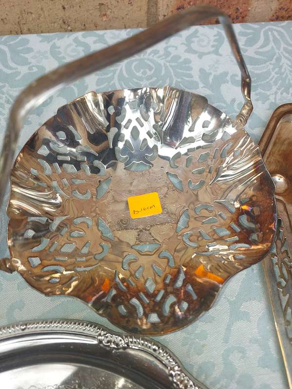 A COLLECTION OF VINTAGE AND ANTIQUE EPNS AND SILVER PLATED SERVING TRAYS SOLD AS IS