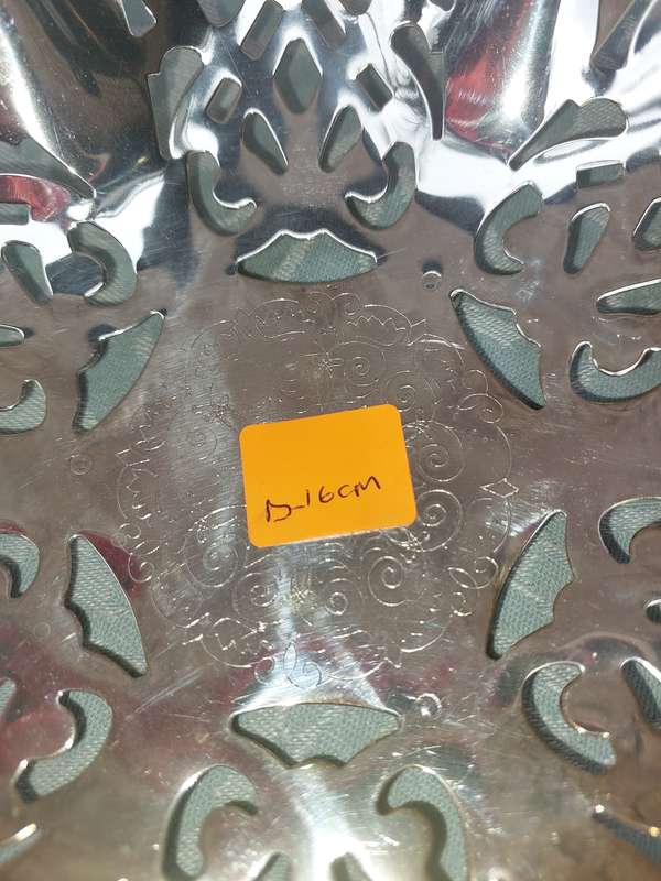 A COLLECTION OF VINTAGE AND ANTIQUE EPNS AND SILVER PLATED SERVING TRAYS SOLD AS IS