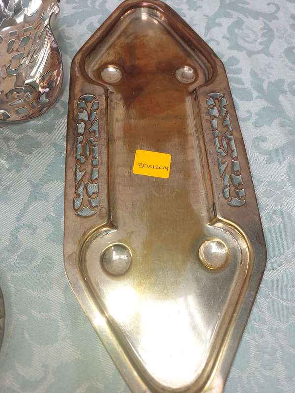 A COLLECTION OF VINTAGE AND ANTIQUE EPNS AND SILVER PLATED SERVING TRAYS SOLD AS IS