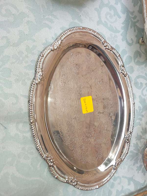 A COLLECTION OF VINTAGE AND ANTIQUE EPNS AND SILVER PLATED SERVING TRAYS SOLD AS IS