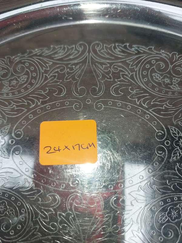 A COLLECTION OF VINTAGE AND ANTIQUE EPNS AND SILVER PLATED SERVING TRAYS SOLD AS IS