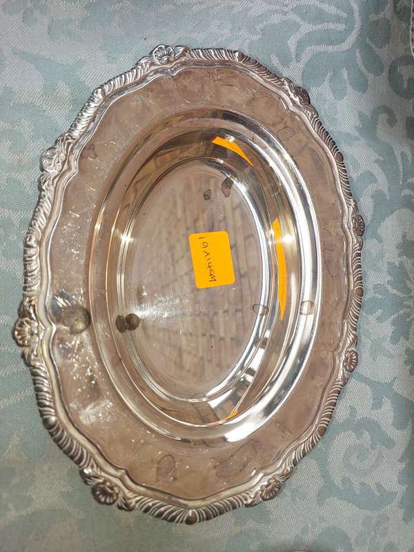 A COLLECTION OF VINTAGE AND ANTIQUE EPNS AND SILVER PLATED SERVING TRAYS SOLD AS IS