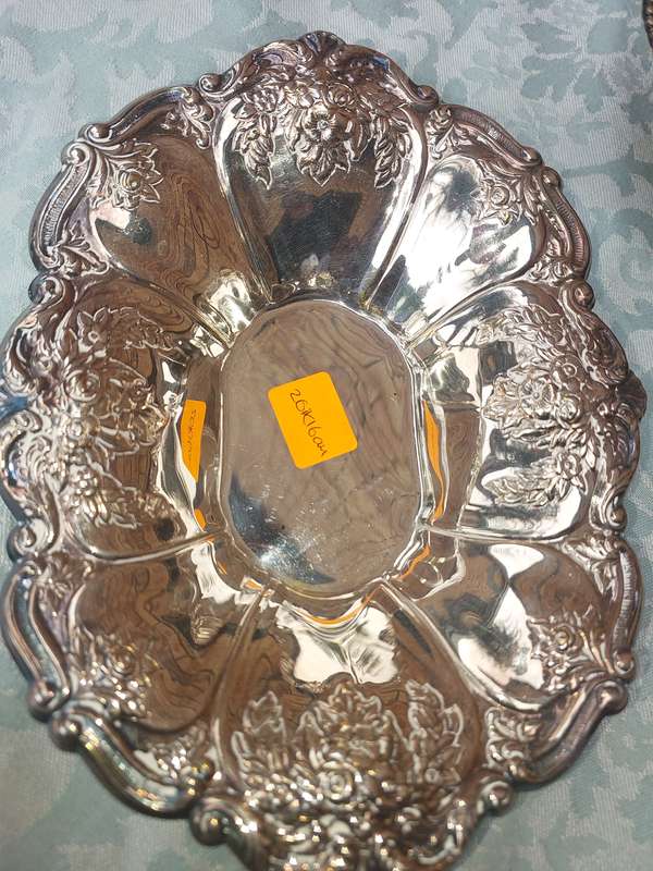 A COLLECTION OF VINTAGE AND ANTIQUE EPNS AND SILVER PLATED SERVING TRAYS SOLD AS IS