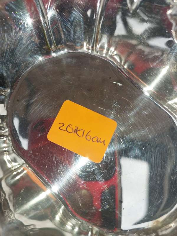A COLLECTION OF VINTAGE AND ANTIQUE EPNS AND SILVER PLATED SERVING TRAYS SOLD AS IS