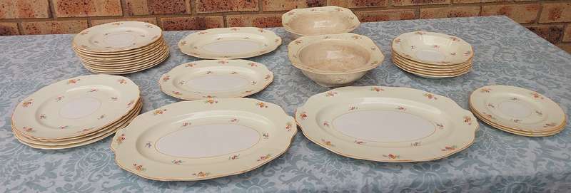 A VINTAGE OF WHITE WITH A FLORAL DESIGN DINNER SET BY ALFRED MEAKEN ENGLAND SOLD AS IS