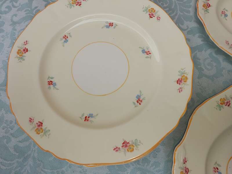 A VINTAGE OF WHITE WITH A FLORAL DESIGN DINNER SET BY ALFRED MEAKEN ENGLAND SOLD AS IS