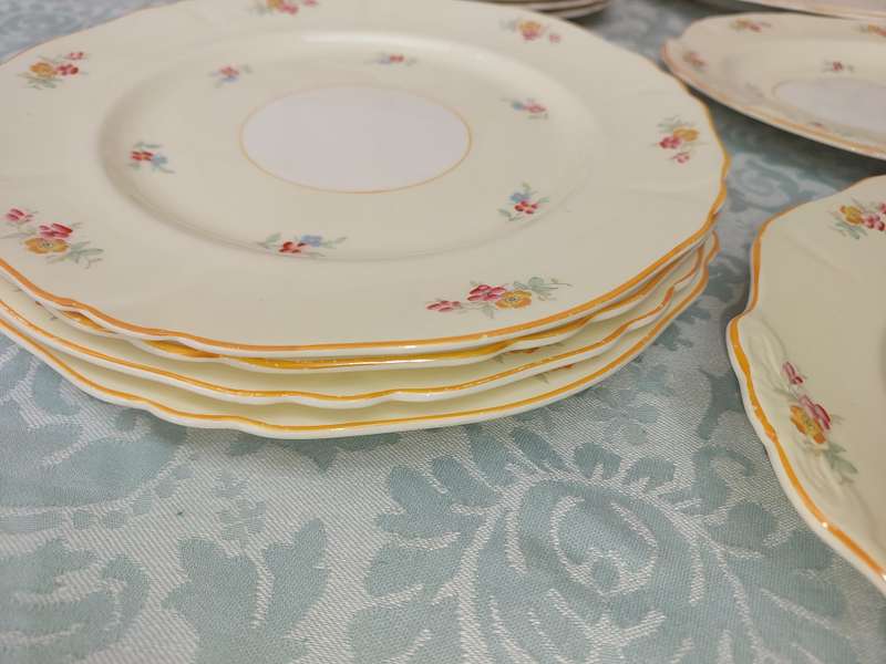 A VINTAGE OF WHITE WITH A FLORAL DESIGN DINNER SET BY ALFRED MEAKEN ENGLAND SOLD AS IS