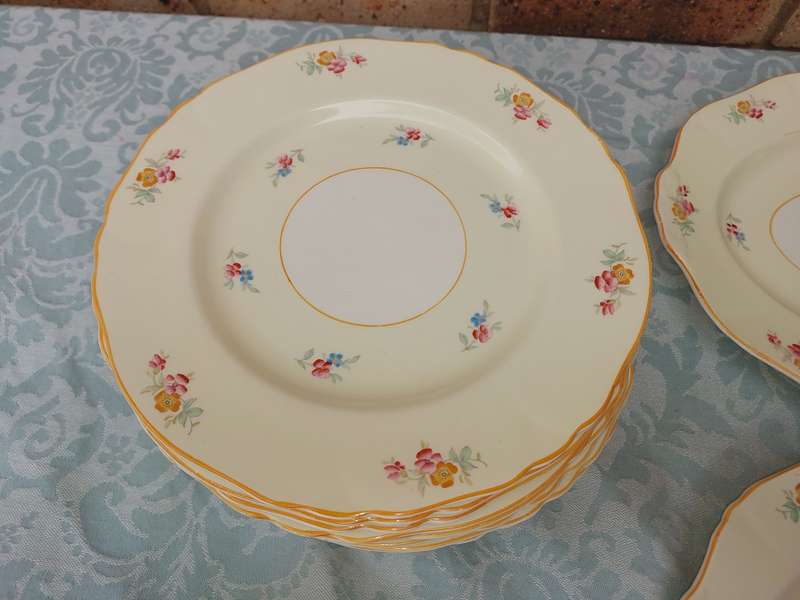 A VINTAGE OF WHITE WITH A FLORAL DESIGN DINNER SET BY ALFRED MEAKEN ENGLAND SOLD AS IS