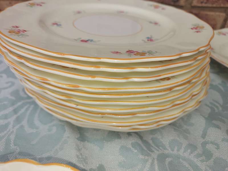A VINTAGE OF WHITE WITH A FLORAL DESIGN DINNER SET BY ALFRED MEAKEN ENGLAND SOLD AS IS