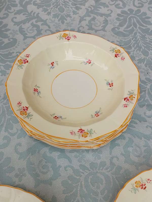 A VINTAGE OF WHITE WITH A FLORAL DESIGN DINNER SET BY ALFRED MEAKEN ENGLAND SOLD AS IS