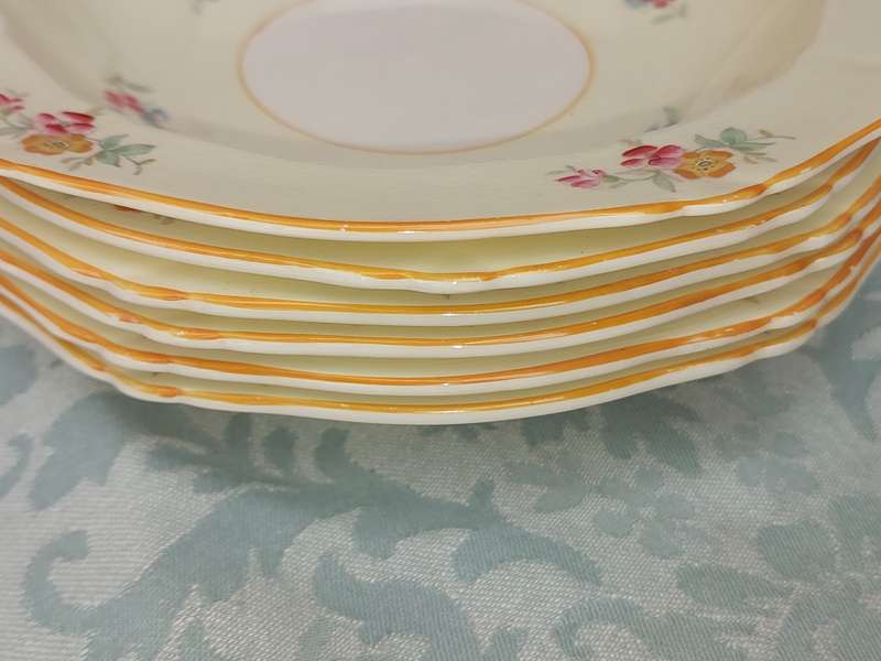 A VINTAGE OF WHITE WITH A FLORAL DESIGN DINNER SET BY ALFRED MEAKEN ENGLAND SOLD AS IS