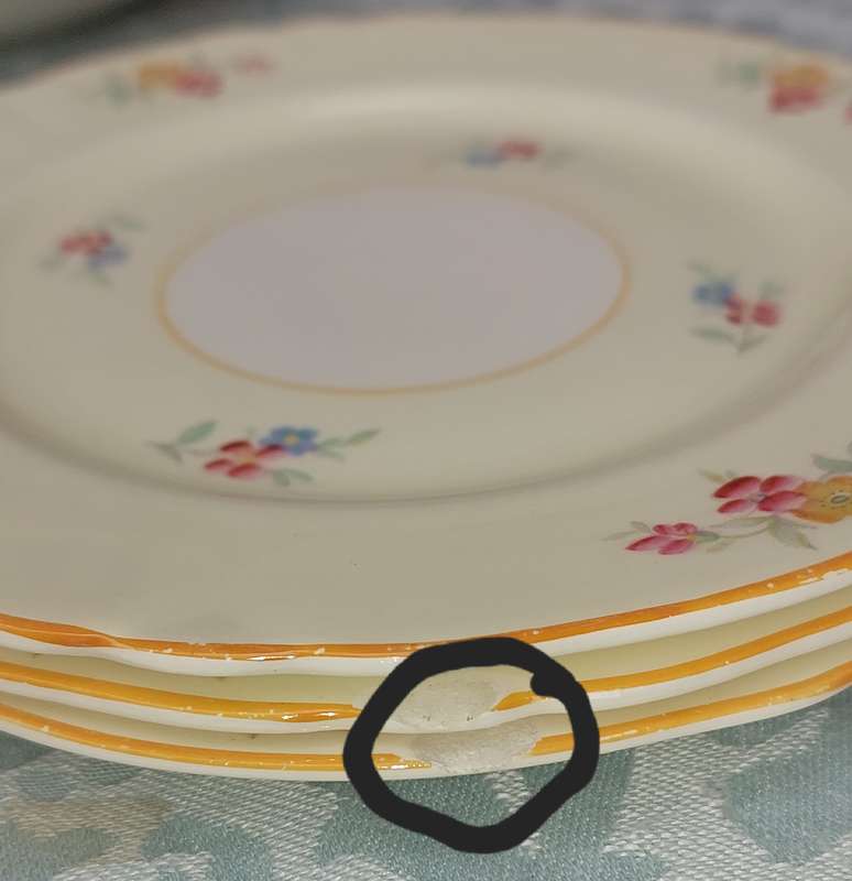 A VINTAGE OF WHITE WITH A FLORAL DESIGN DINNER SET BY ALFRED MEAKEN ENGLAND SOLD AS IS
