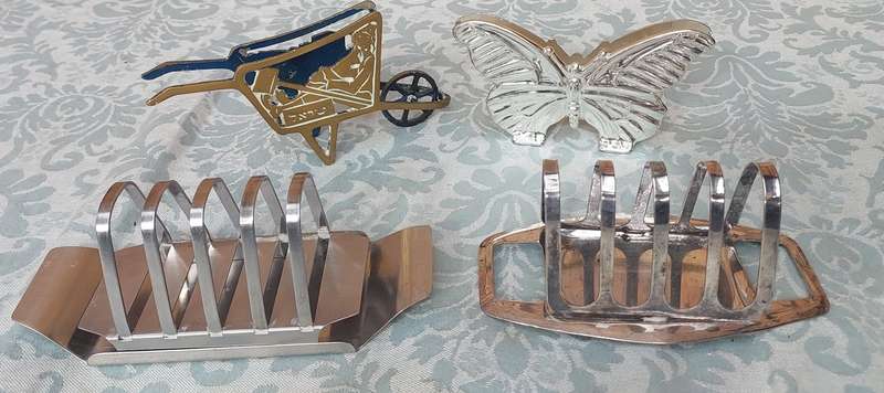 A COLLECTION OF KITCHEN UTENSILS SOLD AS IS