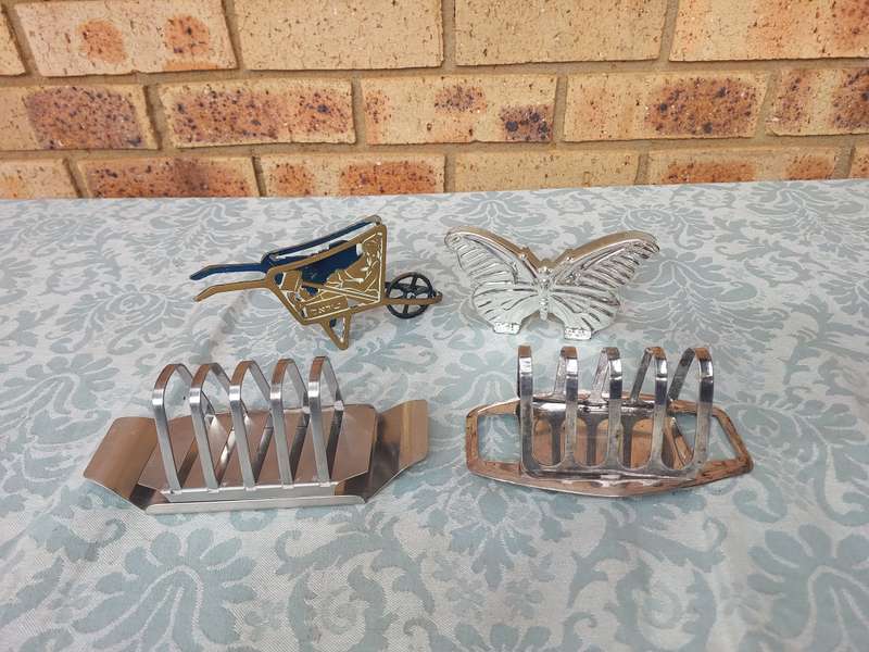 A COLLECTION OF KITCHEN UTENSILS SOLD AS IS