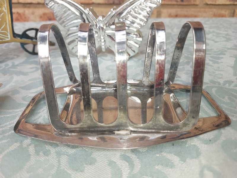 A COLLECTION OF KITCHEN UTENSILS SOLD AS IS