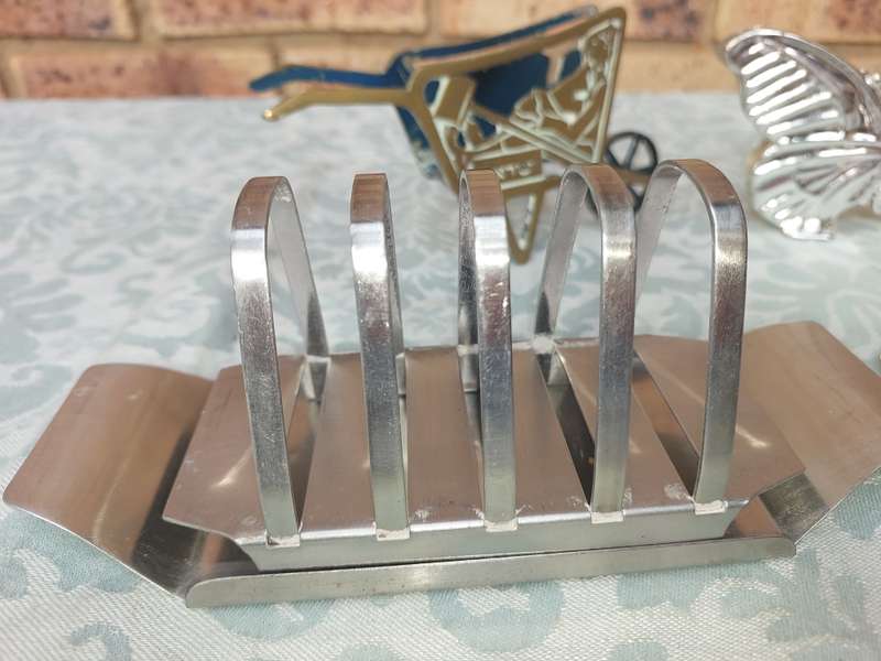A COLLECTION OF KITCHEN UTENSILS SOLD AS IS
