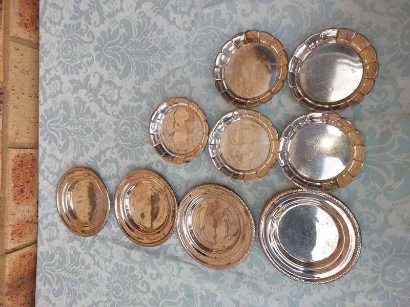 A VINTAGE COLLECTION OF FINGER PLATES SIOVER PLATED SOLD AS IS