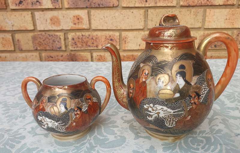 A VINTAGE JAPANESE TEAPOT AND SUGAR BOWL SOLD AS IS