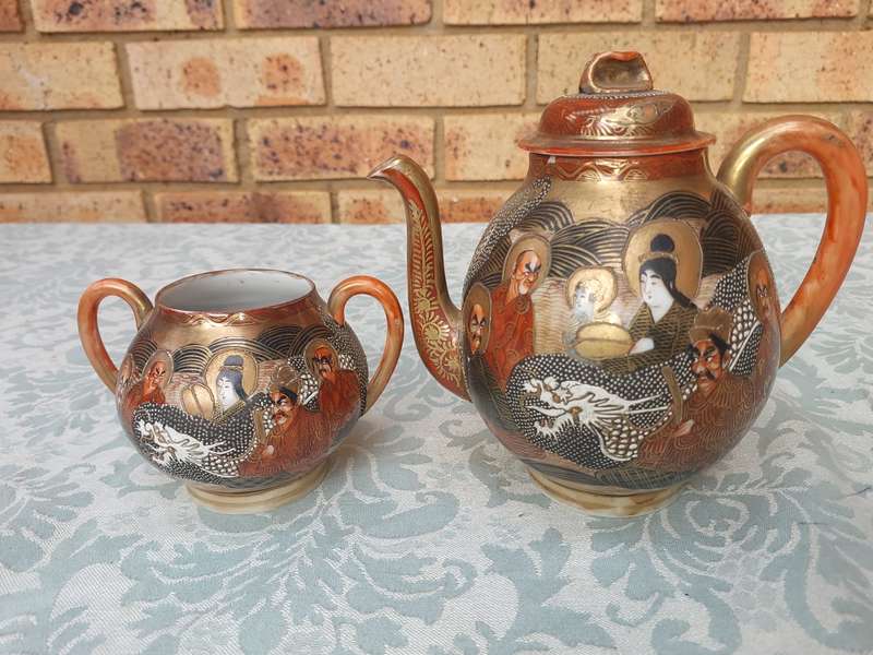 A VINTAGE JAPANESE TEAPOT AND SUGAR BOWL SOLD AS IS