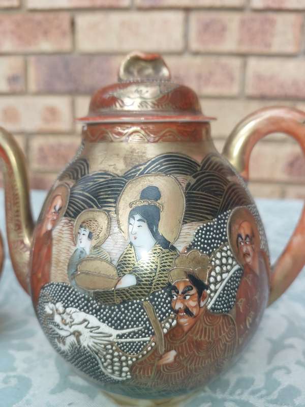 A VINTAGE JAPANESE TEAPOT AND SUGAR BOWL SOLD AS IS