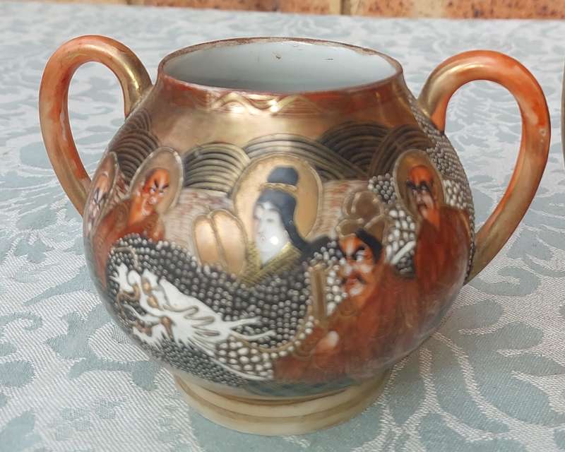 A VINTAGE JAPANESE TEAPOT AND SUGAR BOWL SOLD AS IS