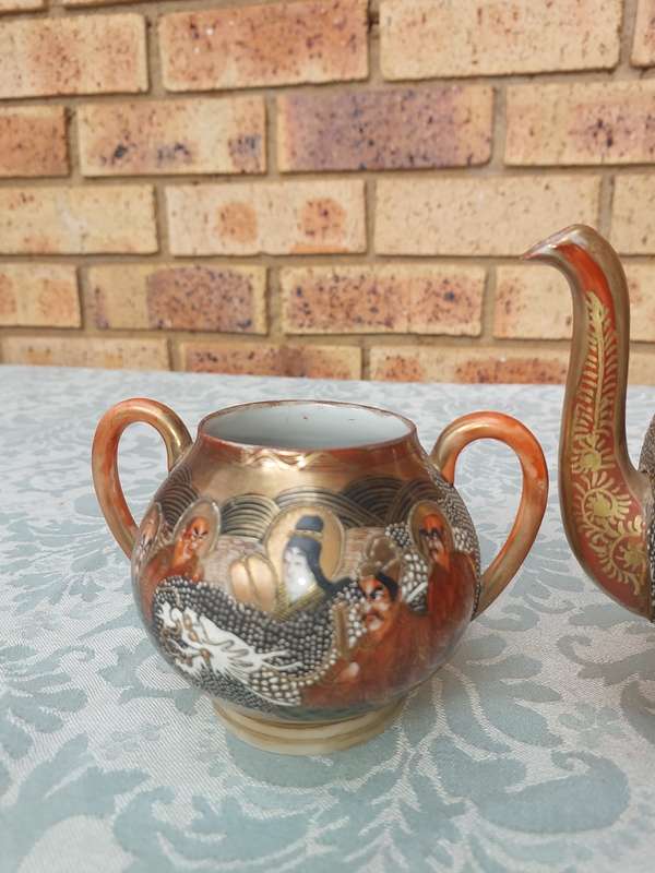A VINTAGE JAPANESE TEAPOT AND SUGAR BOWL SOLD AS IS