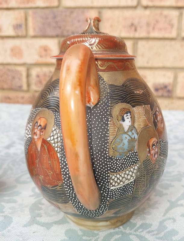 A VINTAGE JAPANESE TEAPOT AND SUGAR BOWL SOLD AS IS