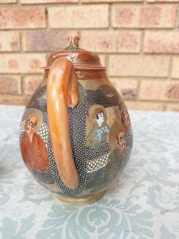 A VINTAGE JAPANESE TEAPOT AND SUGAR BOWL SOLD AS IS