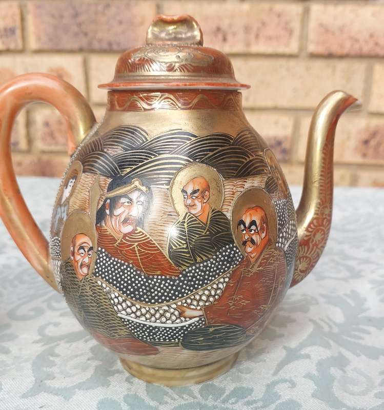 A VINTAGE JAPANESE TEAPOT AND SUGAR BOWL SOLD AS IS