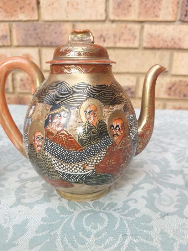 A VINTAGE JAPANESE TEAPOT AND SUGAR BOWL SOLD AS IS