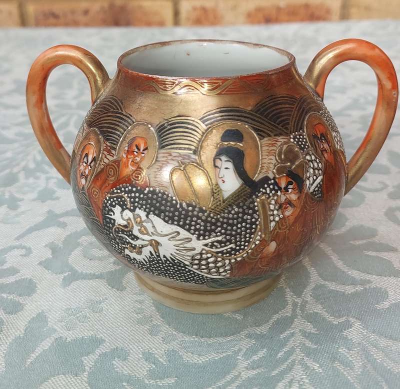 A VINTAGE JAPANESE TEAPOT AND SUGAR BOWL SOLD AS IS