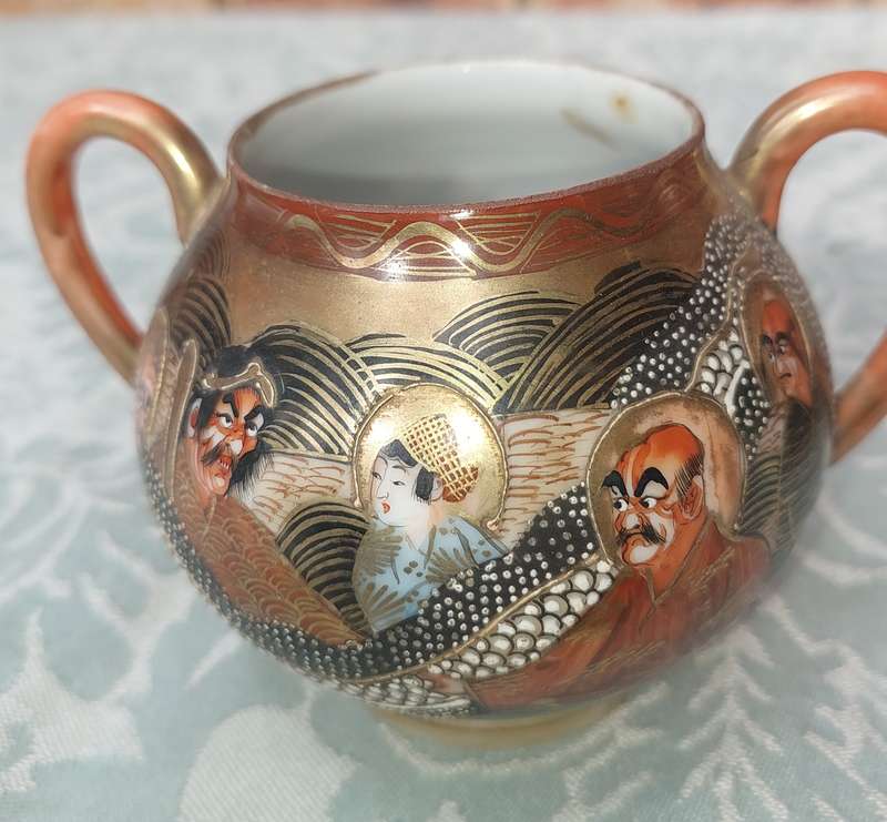 A VINTAGE JAPANESE TEAPOT AND SUGAR BOWL SOLD AS IS