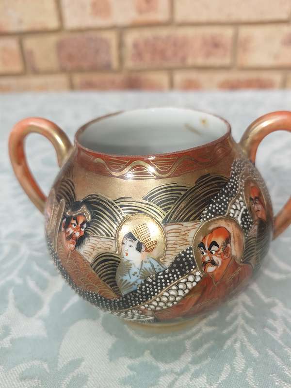 A VINTAGE JAPANESE TEAPOT AND SUGAR BOWL SOLD AS IS
