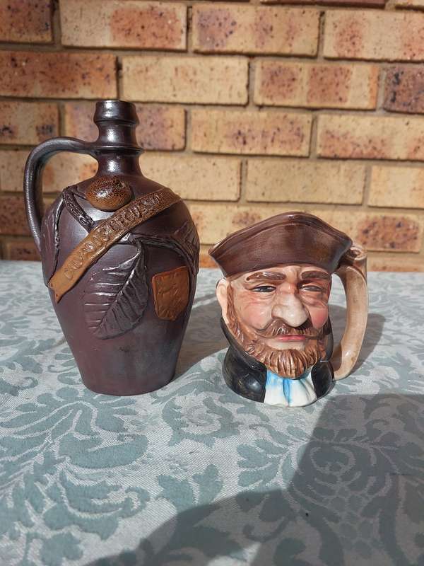 A COLLECTION OF VINTAGE TOBY MUG AND A WHISKY JAR SOLD AS IS