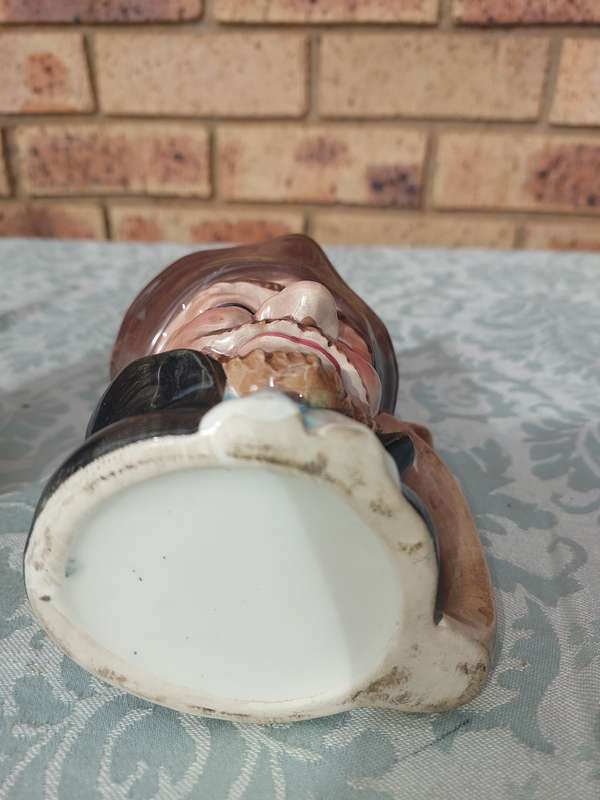 A COLLECTION OF VINTAGE TOBY MUG AND A WHISKY JAR SOLD AS IS