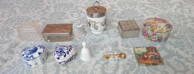 A VINTAGE COLLECTION OF TRINKETS , POCKET MIRRORS AND FIGURINES SOLD AS IS