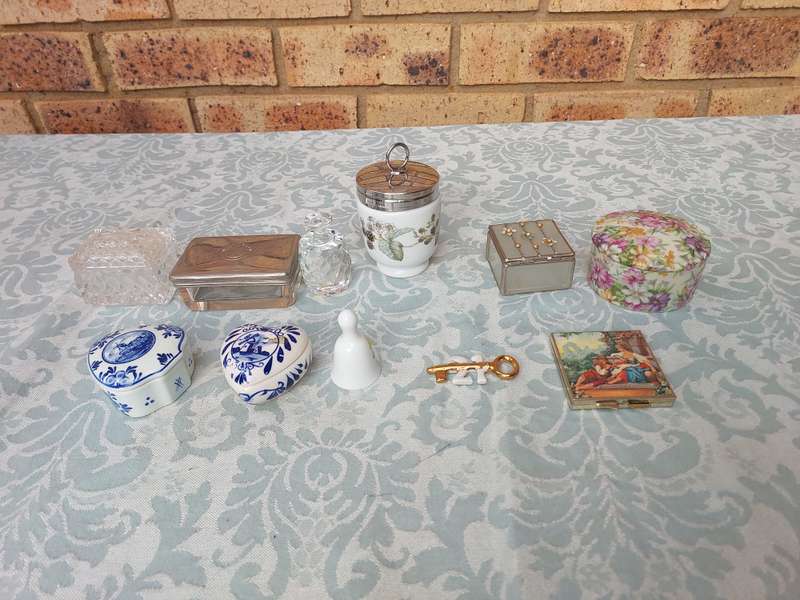 A VINTAGE COLLECTION OF TRINKETS , POCKET MIRRORS AND FIGURINES SOLD AS IS