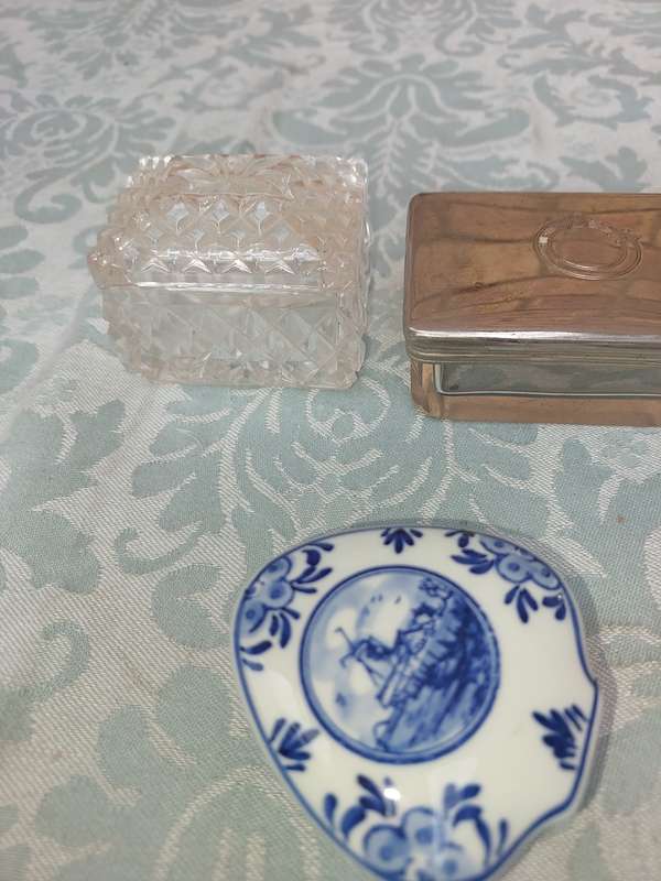 A VINTAGE COLLECTION OF TRINKETS , POCKET MIRRORS AND FIGURINES SOLD AS IS