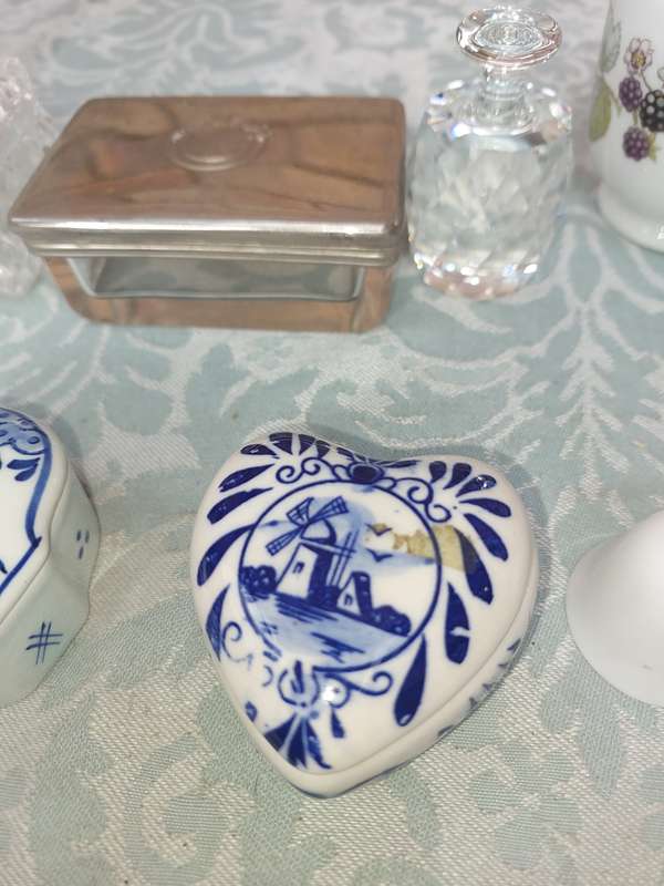 A VINTAGE COLLECTION OF TRINKETS , POCKET MIRRORS AND FIGURINES SOLD AS IS