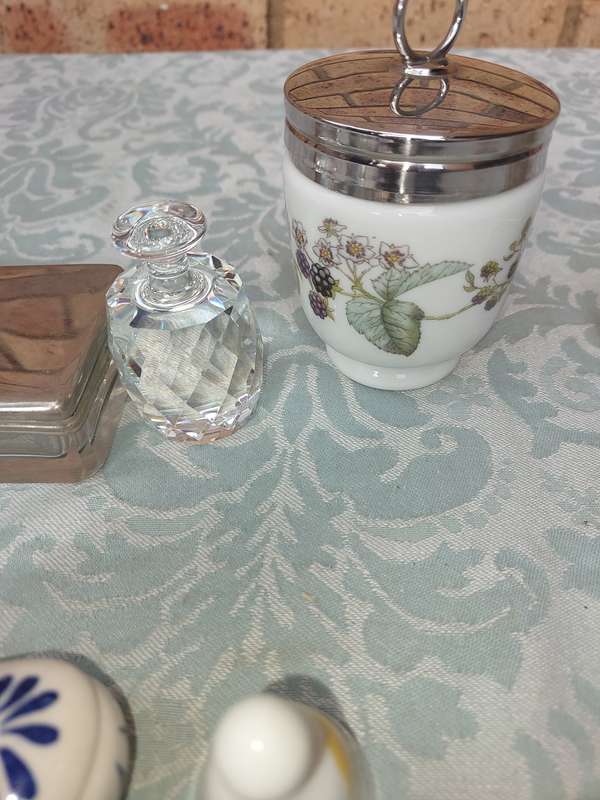A VINTAGE COLLECTION OF TRINKETS , POCKET MIRRORS AND FIGURINES SOLD AS IS