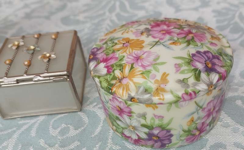 A VINTAGE COLLECTION OF TRINKETS , POCKET MIRRORS AND FIGURINES SOLD AS IS