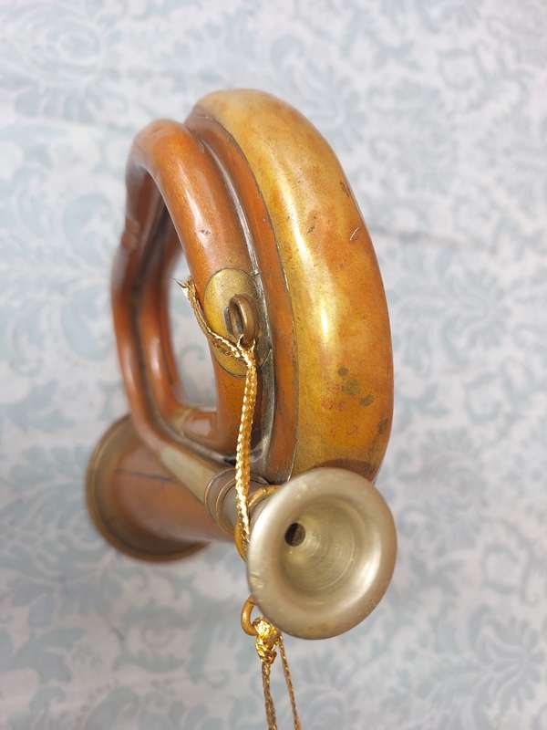 A VINTAGE MILITARY BUGAL COPPER WITH A BRASS MOUTH PIECE SOLD AS IS