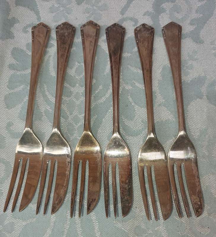 A VINTAGE SET OF DESERT FORKS EPNS SOLD AS IS