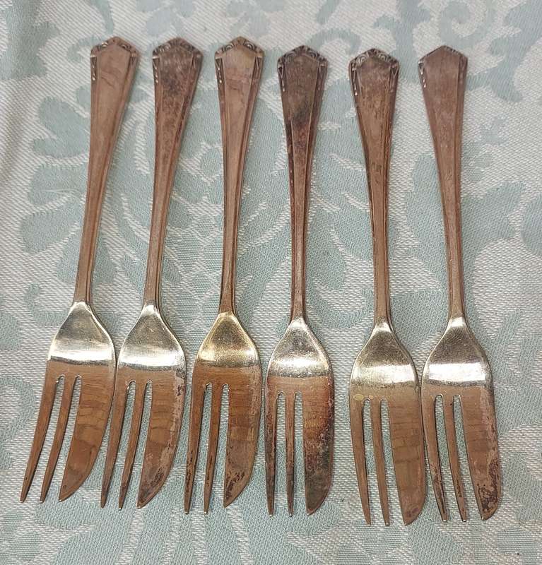 A VINTAGE SET OF DESERT FORKS EPNS SOLD AS IS