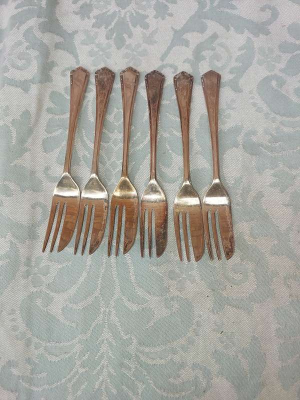A VINTAGE SET OF DESERT FORKS EPNS SOLD AS IS