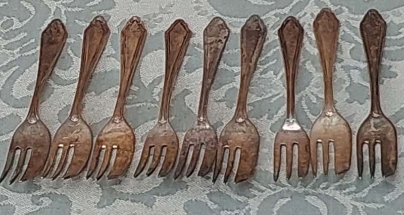 A SET OF 9 SHEFFIELD EPNS DESERT FORKS  SOLD AS IS