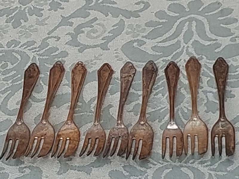 A SET OF 9 SHEFFIELD EPNS DESERT FORKS  SOLD AS IS